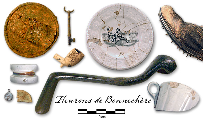Photographie : fourneau de pipe, botte &agrave; crampons, tasse &agrave; th&eacute;, cl&eacute;, couvercle de jaspe, assiette pour enfant, couvercle de bouilloire, cl&eacute; &agrave; grille de po&ecirc;le, isolateur, m&eacute;daille