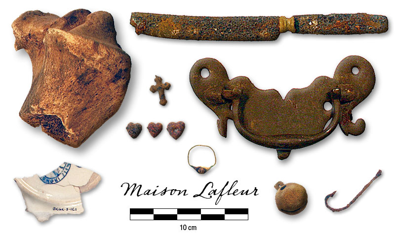 Photographie : os de vache, couteau, poign&eacute;e de tiroir, cloche de tra&icirc;neau, hame&ccedil;on, crucifix, cœurs tabac, bague, morceau c&eacute;ramique