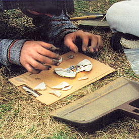 Photographie : une jeunesse ensemble une assiette cass&acute;